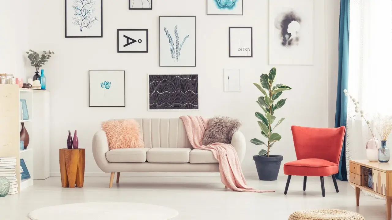 Sofa w kolorze ecru, jaki to kolor! Wygodnie usiądź i podziwiaj galerię sztuki na ścianie.