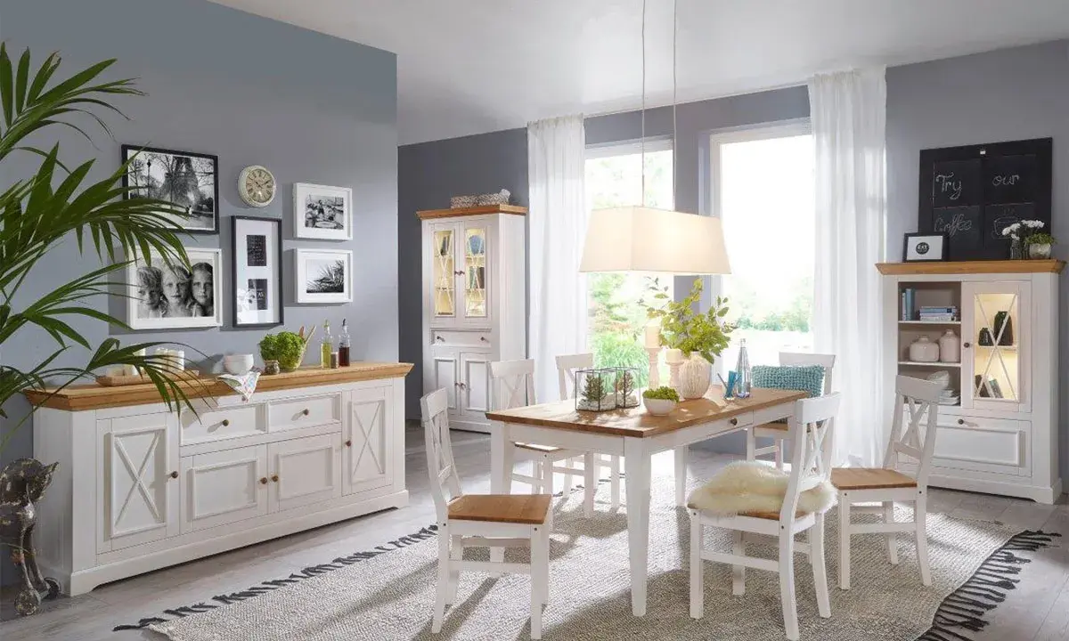Jasny salon z kuchnią i jadalnią 30m2. Białe meble, drewniany stół, krzesła, komoda i witryna.
