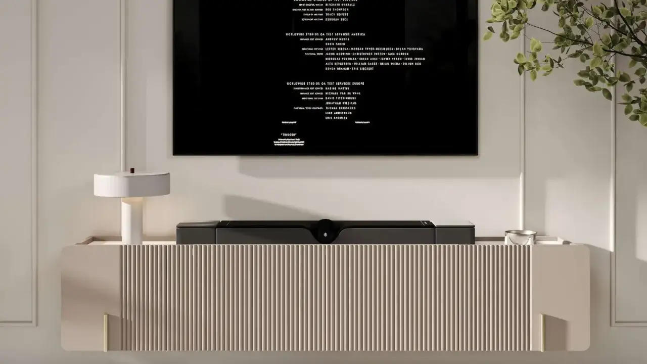 Nowoczesna, wisząca szafka RTV z telewizorem i lampką.