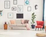 Sofa w kolorze ecru, jaki to kolor! Wygodnie usiądź i podziwiaj galerię sztuki na ścianie.