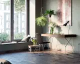 Inspiracja, jak ustawić kwiaty w domu: wiszące paprocie, bukiety na biurku i rośliny na parapecie tworzą przytulną atmosferę.