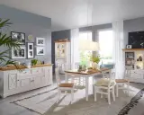 Jasny salon z kuchnią i jadalnią 30m2. Białe meble, drewniany stół, krzesła, komoda i witryna.