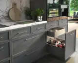 Jak poukładać w szafkach kuchennych? W szufladach garnki i patelnie, na blacie ekspres i moka.