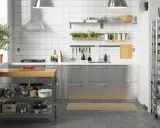 Stół z blatem z resztek blatu kuchennego, idealny do przechowywania garnków i patelni.