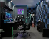 Nowoczesny pokój gamingowy z neonem "OPEN 24h", wygodnym fotelem, biurkiem z komputerem i gitarą elektryczną w tle.