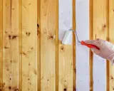 Malowanie paneli ściennych inspiracje: biała farba na drewnianej boazerii, odświeżanie wnętrza.