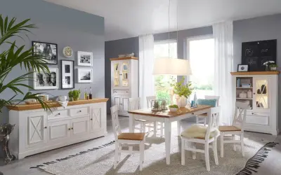 Jasny salon z kuchnią i jadalnią 30m2. Białe meble, drewniany stół, krzesła, komoda i witryna.