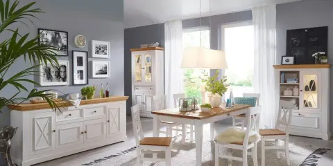 Jasny salon z kuchnią i jadalnią 30m2. Białe meble, drewniany stół, krzesła, komoda i witryna.