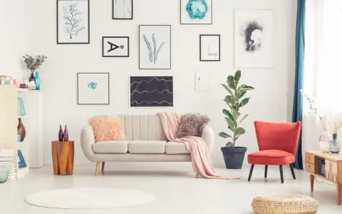 Sofa w kolorze ecru, jaki to kolor! Wygodnie usiądź i podziwiaj galerię sztuki na ścianie.