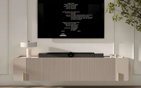 Nowoczesna, wisząca szafka RTV z telewizorem i lampką.