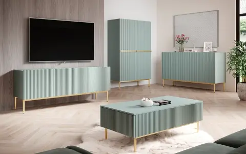 Nowoczesny salon z meblami w kolorze szałwiowym: szafka RTV, wysoka szafa, komoda i stolik kawowy. Złote nóżki dodają elegancji.