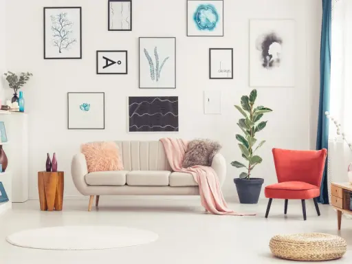 Sofa w kolorze ecru, jaki to kolor! Wygodnie usiądź i podziwiaj galerię sztuki na ścianie.