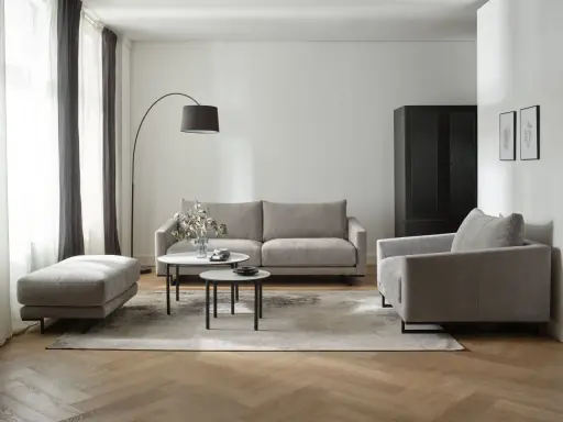 Nowoczesny salon z szarymi meblami i beżowym dywanem. Czy szary z beżem pasuje? Tak, tworzy elegancką i spokojną przestrzeń.