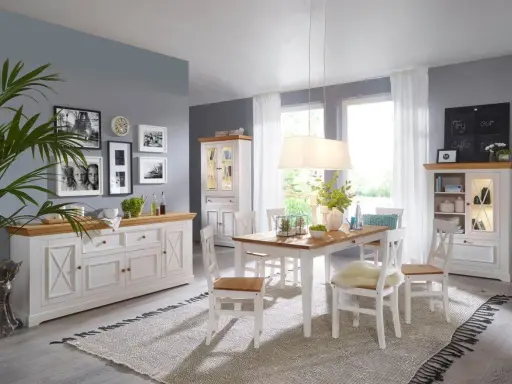 Jasny salon z kuchnią i jadalnią 30m2. Białe meble, drewniany stół, krzesła, komoda i witryna.