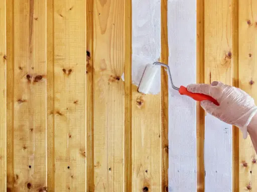 Malowanie paneli ściennych inspiracje: biała farba na drewnianej boazerii, odświeżanie wnętrza.