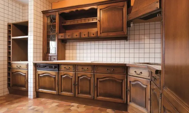 Drewniane meble kuchenne w stylu rustykalnym, idealne do odnowienia. Zobacz, jak odnowić meble kuchenne, by nadać im nowy blask.