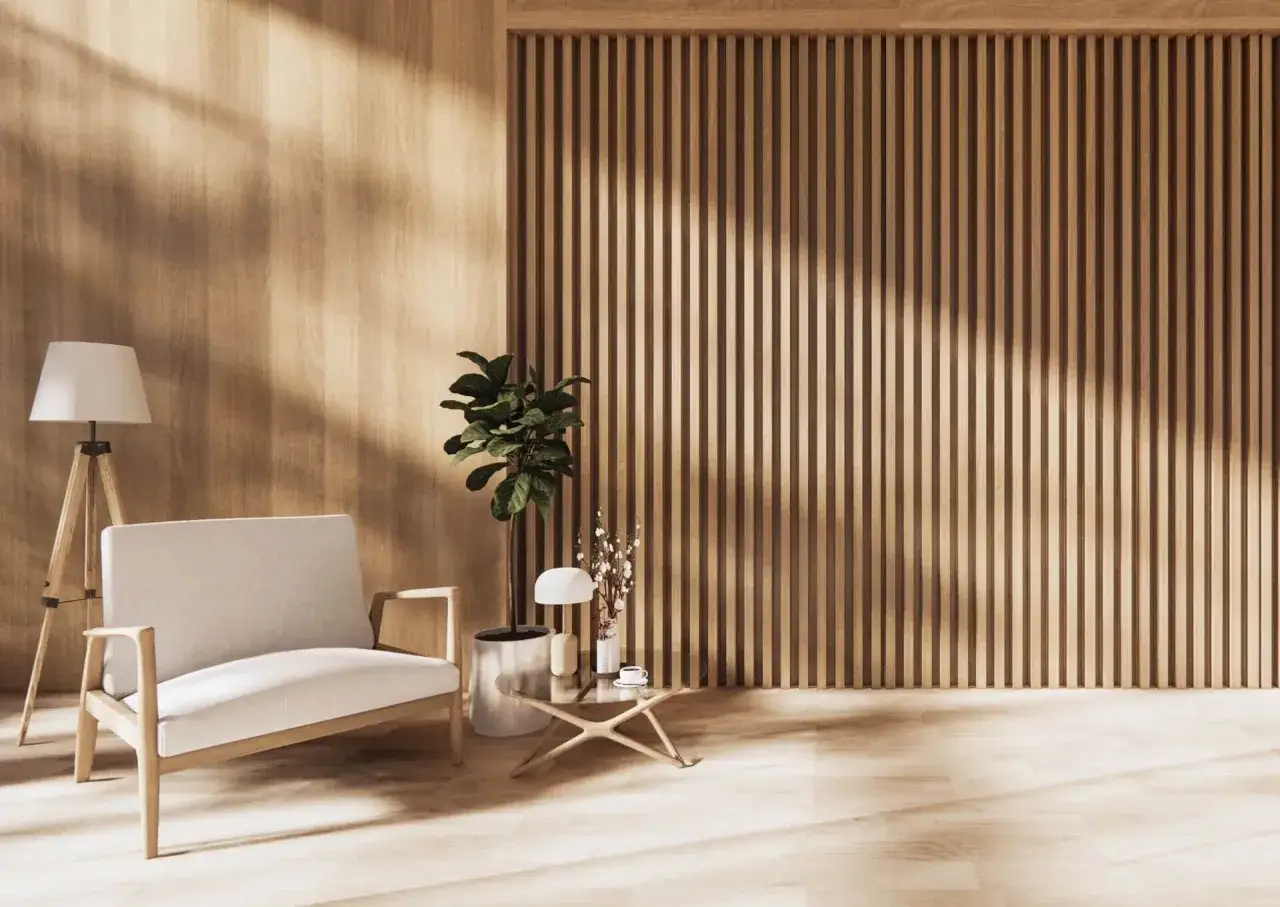 Przytulny salon z jasną sofą, stolikiem kawowym i rośliną. Dominująca ściana z desek w salonie tworzy ciepłą atmosferę.