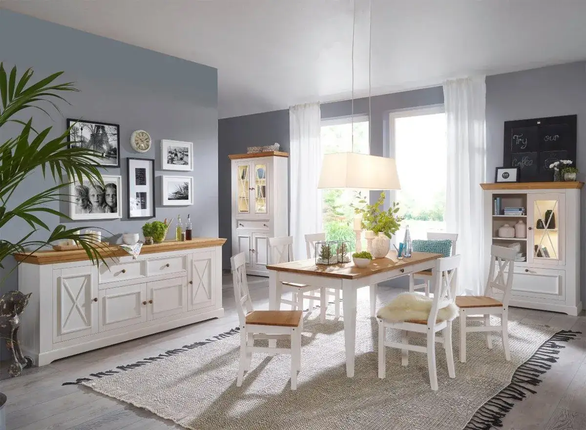 Jasny salon z kuchnią i jadalnią 30m2. Białe meble, drewniany st&oacute;ł, krzesła, komoda i witryna.