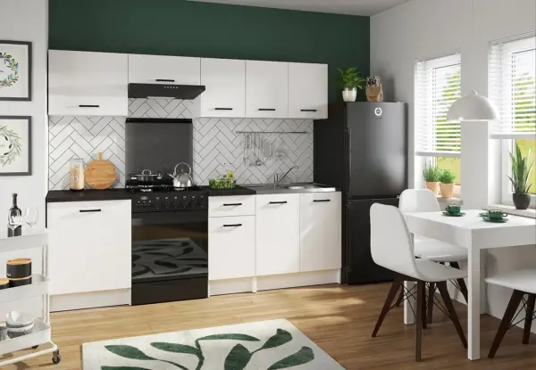 Nowoczesna kuchnia z czarną, wolnostojącą lodówką. Aranżacje z białymi meblami i zieloną ścianą.